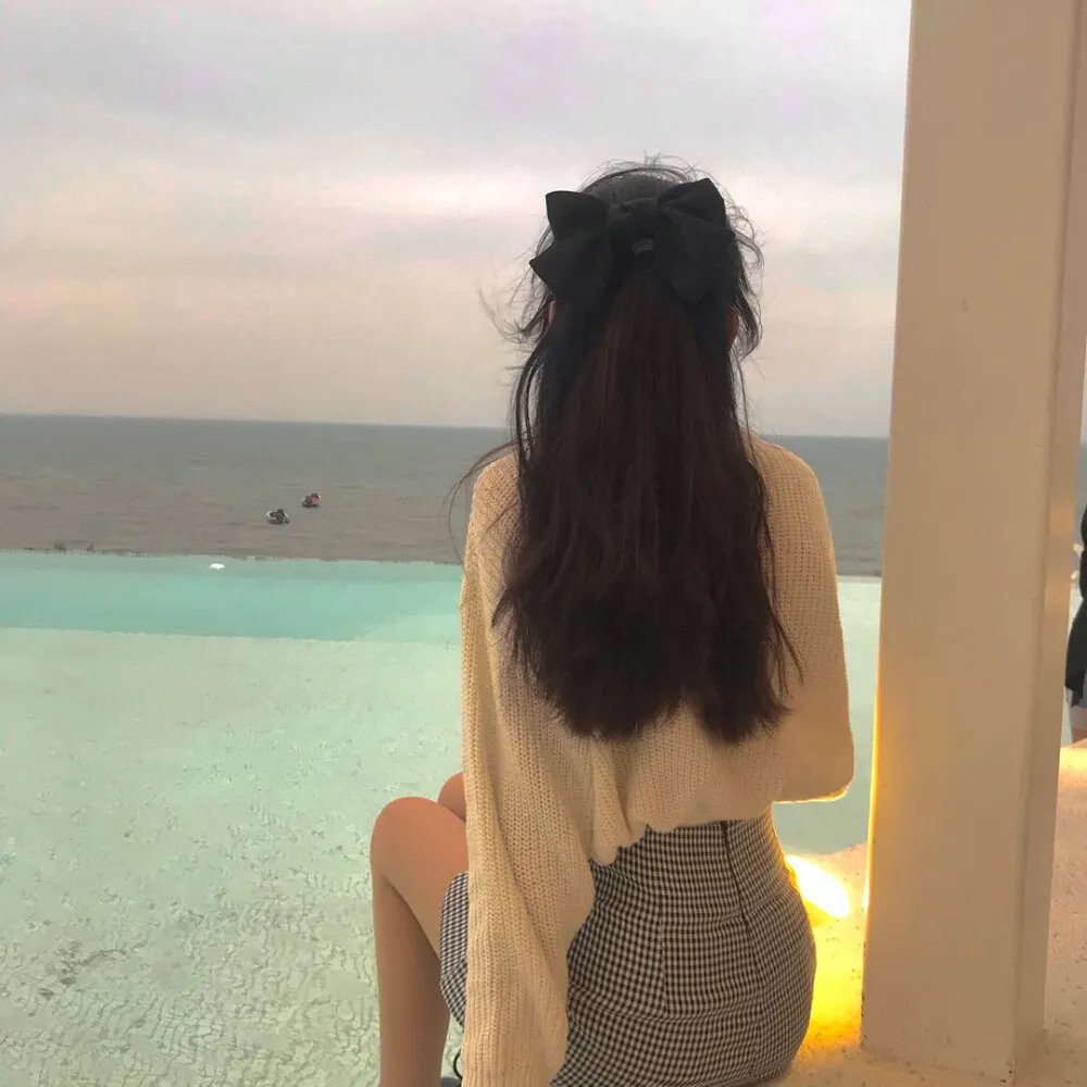 庭院里的女人 海报